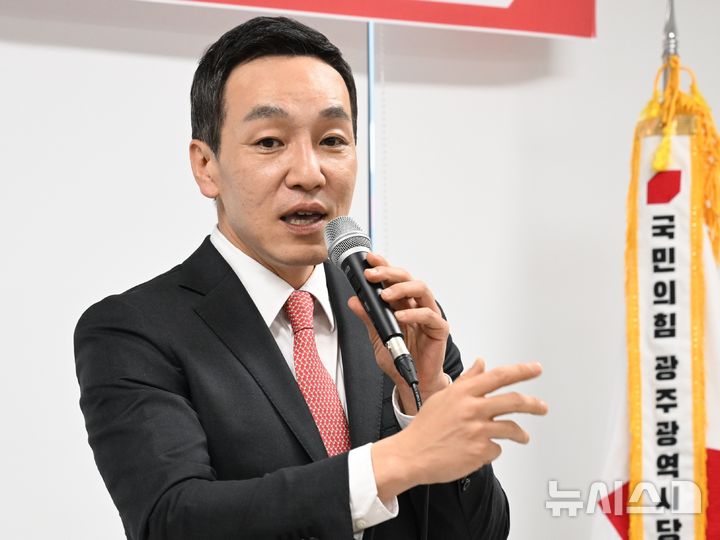 [광주=뉴시스] 이현행 기자 = 김민수 국민의힘 최고위원이 3일 오후 광주 서구 치평동 국민의힘 광주시당에서 '자유민주주의 그리고 시대정신' 강연을 하고 있다. 2025.12.03. lhh@newsis.com