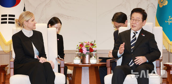 [서울=뉴시스] 고범준 기자 = 이재명 대통령이 3일 서울 용산 대통령실 청사에서 커스티 코번트리 국제올림픽위원회(IOC) 위원장을 접견하고 있다. 2025.12.03. bjko@newsis.com