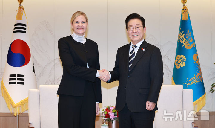 [서울=뉴시스] 고범준 기자 = 이재명 대통령이 3일 서울 용산 대통령실 청사에서 커스티 코번트리 국제올림픽위원회(IOC) 위원장 접견에 앞서 악수하고 있다. 2025.12.03. bjko@newsis.com