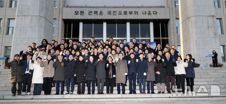 [서울=뉴시스] 김명년 기자 = 우원식 국회의장이 3일 서울 여의도 국회 본관 정현관에서 열린 글새김 제막식에서 김병기 더불어민주당 원내대표를 비롯한 주요 참석자들과 함께 제막을 마치고 기념촬영하고 있다.(공동취재) 2025.12.03. photo@newsis.com