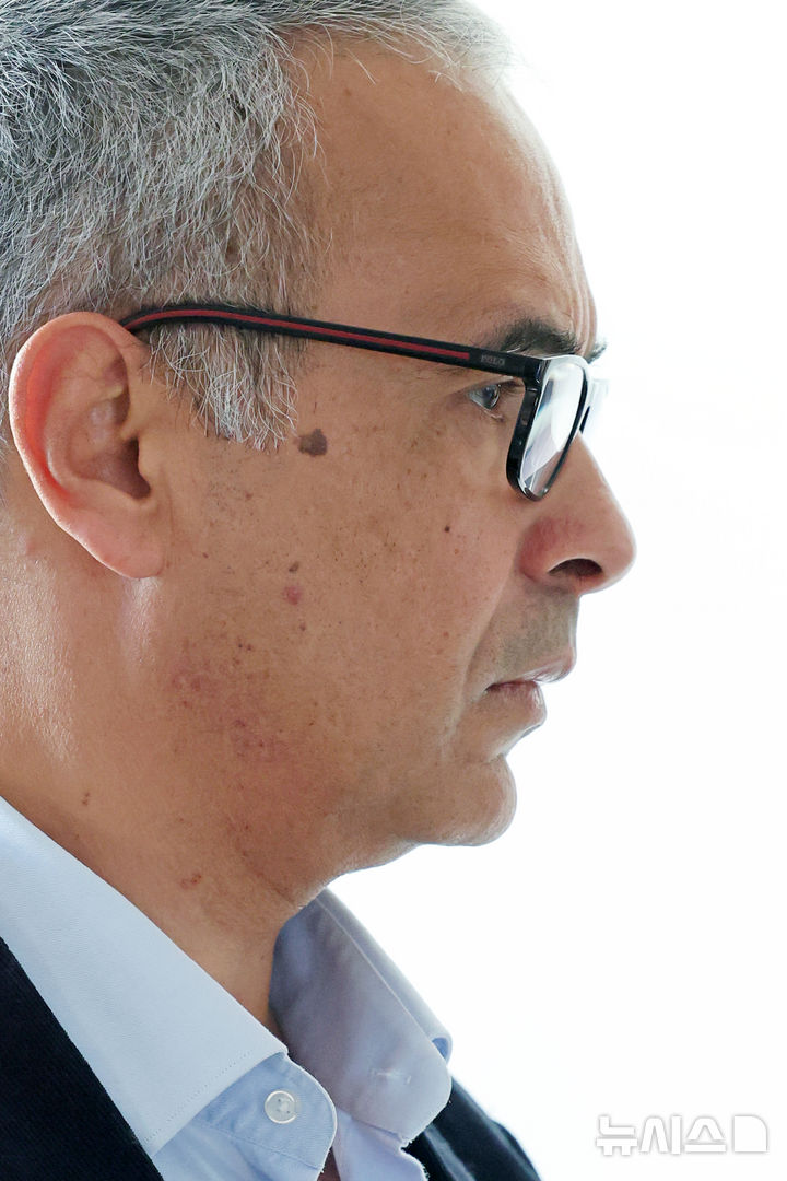 [서울=뉴시스] 박진희 기자 = 카멜 다우드(Kamel Daoud) 작가가 3일 서울 서대문구 주한 프랑스대사관에서 기자간담회를 하고 있다.   알제리 출신 프랑스 작가이자 저널리스트인 카멜 다우드는 작품 'Houris(후리)'를 통해 알제리 내전 시기인 '검은 10년'(1992~2002년)의 상흔을 여성 생존자의 시선으로 그려내 2024년 공쿠르상 수상했다. 작가는 내일 연세대에서 열리는 ‘2025 연세노벨위크(Yonsei Nobel Week)’ 국제심포지엄에 참석한다. 2025.12.04. pak7130@newsis.com