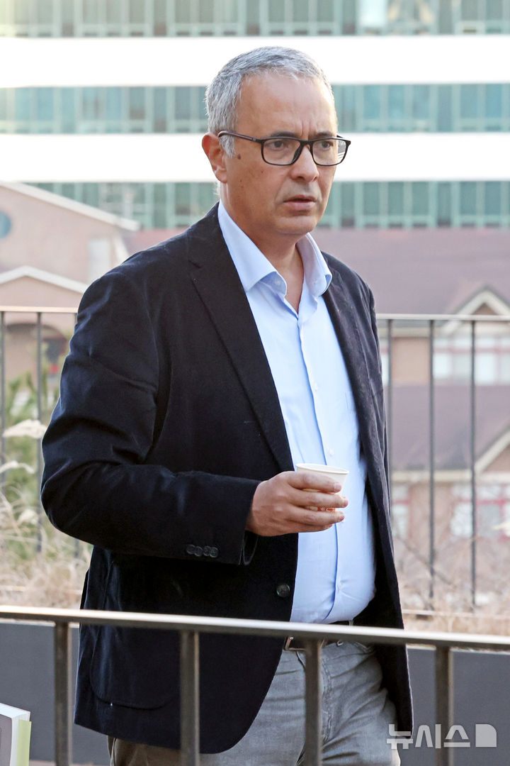 [서울=뉴시스] 박진희 기자 = 카멜 다우드(Kamel Daoud) 작가가 3일 서울 서대문구 주한 프랑스대사관에서 열린 기자간담회장으로 향하고 있다.   알제리 출신 프랑스 작가이자 저널리스트인 카멜 다우드는 작품 'Houris(후리)'를 통해 알제리 내전 시기인 '검은 10년'(1992~2002년)의 상흔을 여성 생존자의 시선으로 그려내 2024년 공쿠르상 수상했다. 작가는 내일 연세대에서 열리는 ‘2025 연세노벨위크(Yonsei Nobel Week)’ 국제심포지엄에 참석한다. 2025.12.04. pak7130@newsis.com