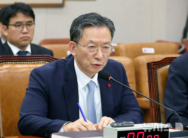 [서울=뉴시스] 김금보 기자 = 정성호 법무부 장관이 3일 서울 여의도 국회에서 열린 법제사법위원회 전체회의에서 의원 질의에 답변을 하고 있다. 2025.12.03. kgb@newsis.com