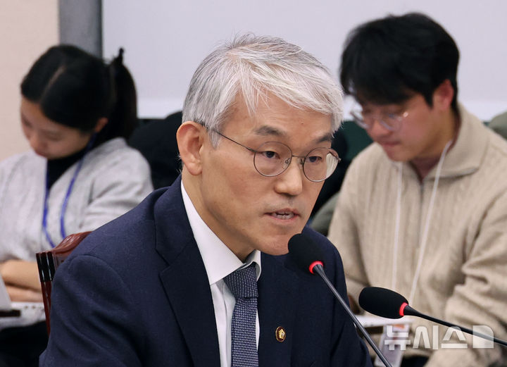 [서울=뉴시스] 김금보 기자 = 천대엽 법원행정처장이 3일 서울 여의도 국회에서 열린 법제사법위원회 전체회의에서 의원 질의에 답변을 하고 있다. 2025.12.03. kgb@newsis.com