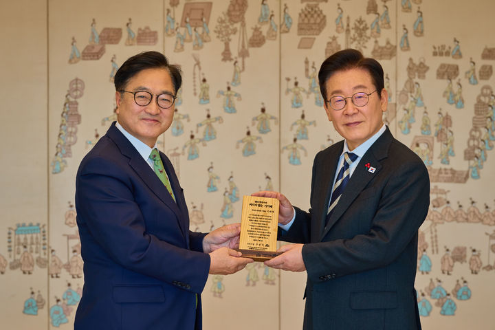 [서울=뉴시스] 최동준 기자 = 이재명 대통령이 3일 서울 용산 대통령실에서 열린 5부 요인 초청 오찬에서 우원식 국회의장으로부터 12·3 계엄 당시 파손된 국회사무처 집기들을 재활용해 제작한 '기억패'를 전달받고 있다. (사진=대통령실 제공) 2025.12.03. photo@newsis.com *재판매 및 DB 금지