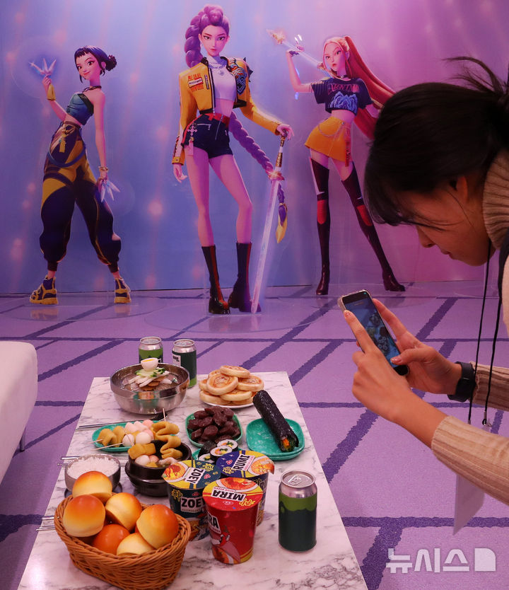 [서울=뉴시스] 김혜진 기자 = 지난 3일 서울 성동구 성수동 인근에서 열린 케이팝 데몬 헌터스 팝업 미디어 라운딩 행사에서 관계자들이 팝업존을 둘러보고 있다.'케이팝 데몬 헌터스' 공식 팝업은 12월 4일 부터 28일까지 25일간 서울 성동구 연무장 19길 7에서 열린다. 이후 팝업은 싱가포르, 방콕, 도쿄, 타이베이 등 아시아 주요 도시를 순회할 예정이다. 2025.12.04. jini@newsis.com