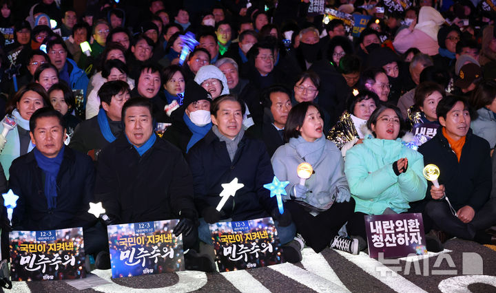 [서울=뉴시스] 김금보 기자 = 정청래(왼쪽부터) 더불어민주당 대표, 김병기 원내대표, 조국 조국혁신당 대표, 김재연 진보당 대표, 용혜인 기본소득당 대표, 한창민 사회민주당 대표를 비롯한 의원들이 12·3 비상계엄 사태 1년인 3일 서울 여의도 국회 앞에서 열린 '12.3 내란외환 청산과 종식, 사회대개혁 시민대행진'에 참가해 있다. 2025.12.03. kgb@newsis.com