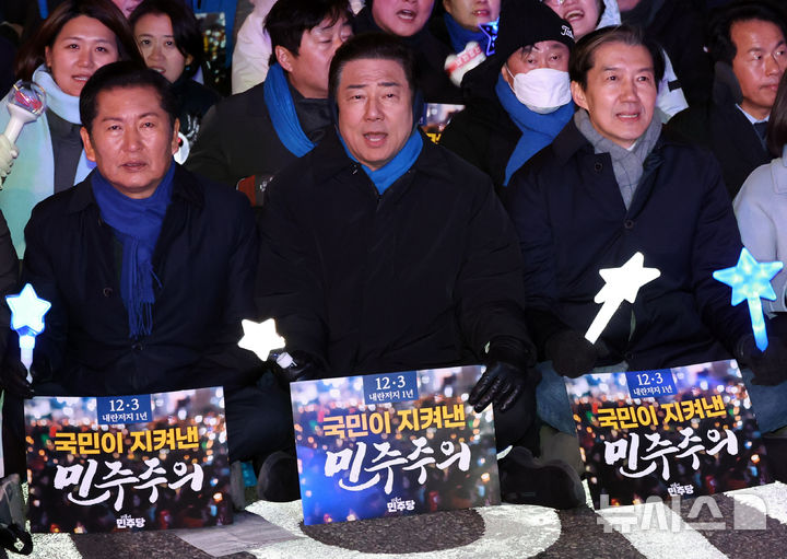 [서울=뉴시스] 김금보 기자 = 정청래(왼쪽부터) 더불어민주당 대표, 김병기 원내대표, 조국 조국혁신당 대표가 12·3 비상계엄 사태 1년인 3일 서울 여의도 국회 앞에서 열린 '12.3 내란외환 청산과 종식, 사회대개혁 시민대행진'에 참가해 있다. 2025.12.03. kgb@newsis.com