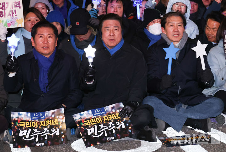 [서울=뉴시스] 김금보 기자 = 정청래(왼쪽부터) 더불어민주당 대표, 김병기 원내대표, 조국 조국혁신당 대표가 12·3 비상계엄 사태 1년인 3일 서울 여의도 국회 앞에서 열린 '12.3 내란외환 청산과 종식, 사회대개혁 시민대행진'에 참가해 구호를 외치고 있다. 2025.12.03. kgb@newsis.com