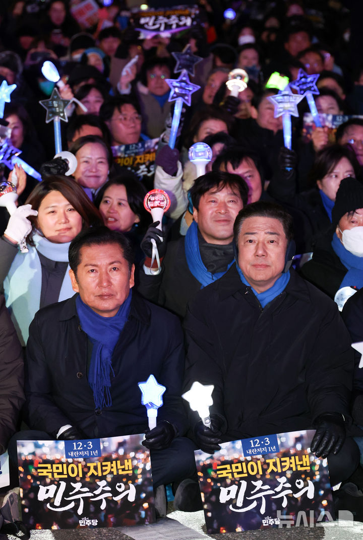 [서울=뉴시스] 김금보 기자 = 더불어민주당 정청래(왼쪽부터) 대표, 김병기 원내대표가 12·3 비상계엄 사태 1년인 3일 서울 여의도 국회 앞에서 열린 '12.3 내란외환 청산과 종식, 사회대개혁 시민대행진'에 참가해 구호를 외치고 있다. 2025.12.03. kgb@newsis.com