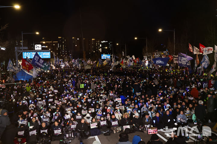 [서울=뉴시스] 김금보 기자 = 12·3 비상계엄 사태 1년을 맞은 3일 밤 서울 여의도 국회 앞에서 열린 12.3 내란외환 청산과 종식, 사회대개혁 시민대행진에서 참석자들이 응원봉을 흔들고 있다. 2025.12.03. kgb@newsis.com
