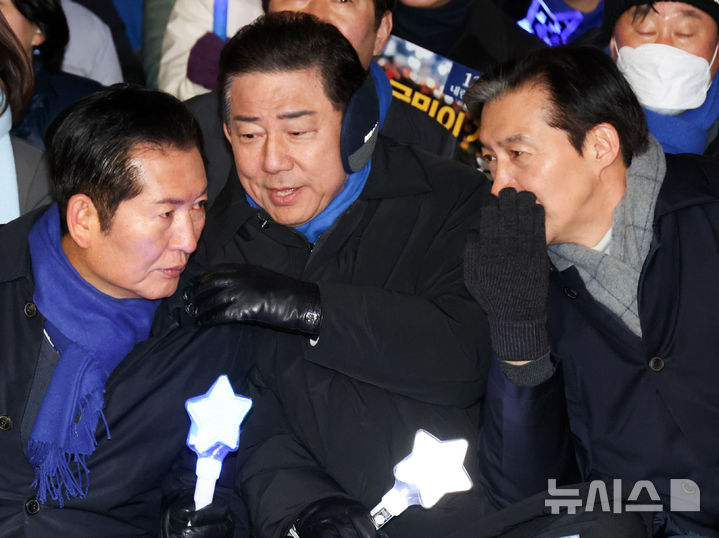 [서울=뉴시스] 김금보 기자 = 정청래(왼쪽부터) 더불어민주당 대표, 김병기 원내대표, 조국 조국혁신당 대표가 12·3 비상계엄 사태 1년인 3일 서울 여의도 국회 앞에서 열린 '12.3 내란외환 청산과 종식, 사회대개혁 시민대행진'에 참가해 대화를 나누고 있다. 2025.12.03. kgb@newsis.com