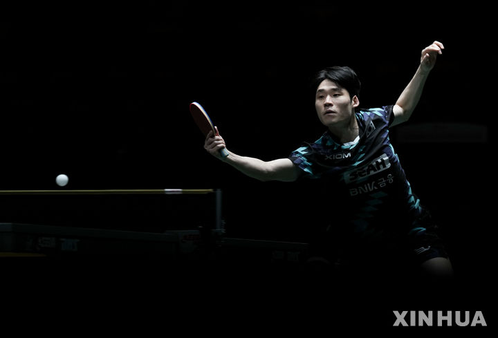 [청두=신화/뉴시스] 장우진이 3일(현지 시간) 중국 쓰촨성 청두에서 열린 2025 국제탁구연맹(ITTF) 혼성단체 월드컵 2스테이지(8강 리그) 1차전 3매치 남자 단식에서 프랑스의 알렉시스 르브렁과 경기하고 있다. 장우진은 1-2(3-11 10-12 11-9)로 패했으나 한국은 합산 점수 8-7로 프랑스에 가까스로 승리했다. 2025.12.02.