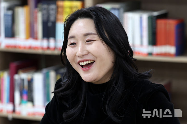 [서울=뉴시스] 박진희 기자 = 유정민 동행챔버오케스트라 악장(바이올린) 겸 변호사가 지난 3일 서울 종로구 세종문화회관에서 인터뷰를 하고 있다. 2025.12.07. pak7130@newsis.com