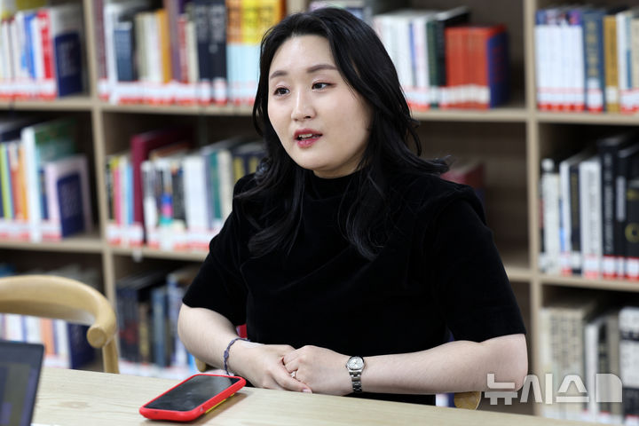 [서울=뉴시스] 박진희 기자 = 유정민 동행챔버오케스트라 악장(바이올린) 겸 변호사가 지난 3일 서울 종로구 세종문화회관에서 인터뷰를 하고 있다. 2025.12.07. pak7130@newsis.com