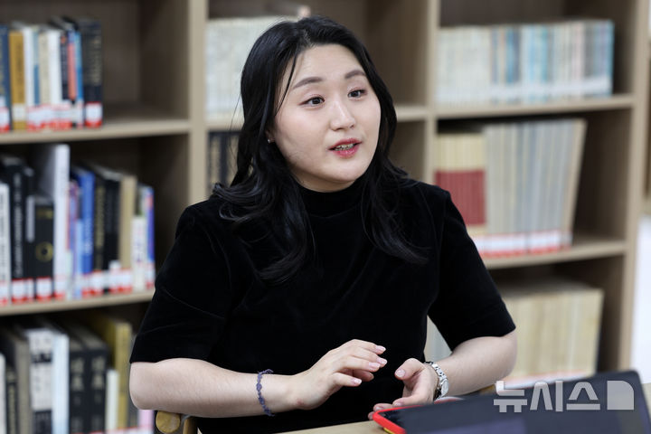 [서울=뉴시스] 박진희 기자 = 유정민 동행챔버오케스트라 악장(바이올린) 겸 변호사가 지난 3일 서울 종로구 세종문화회관에서 인터뷰를 하고 있다. 2025.12.07. pak7130@newsis.com