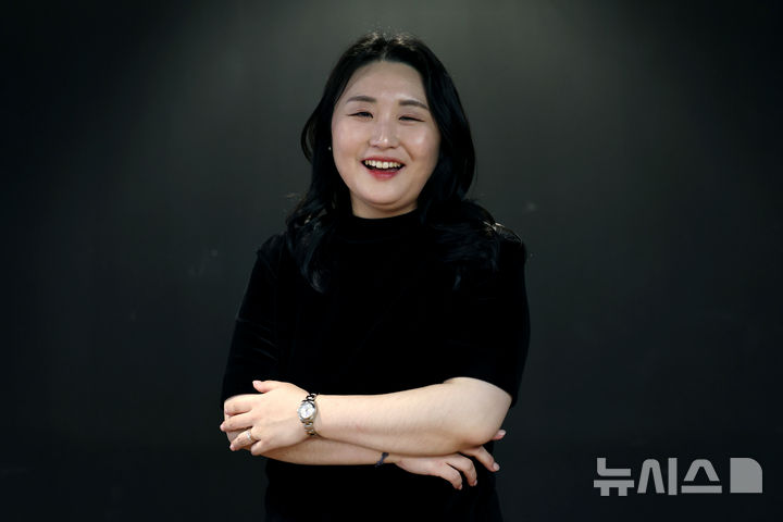 [서울=뉴시스] 박진희 기자 = 유정민 동행챔버오케스트라 악장(바이올린) 겸 변호사가 지난 3일 서울 종로구 세종문화회관에서 인터뷰를 하고 있다. 2025.12.07. pak7130@newsis.com