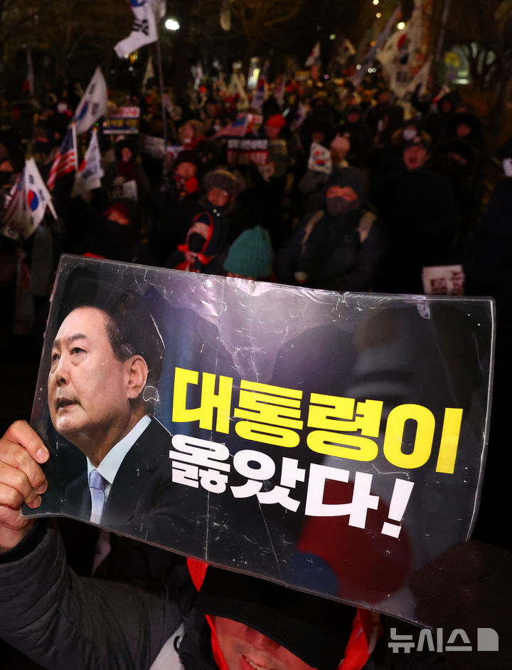[서울=뉴시스] 황준선 기자 = 12·3 비상계엄 1년을 맞은 3일 밤 서울 여의도 국회 앞에서 보수단체 회원들이 윤석열 전 대통령의 비상계엄 선포 옹호 집회를 하고 있다. 2025.12.03. hwang@newsis.com