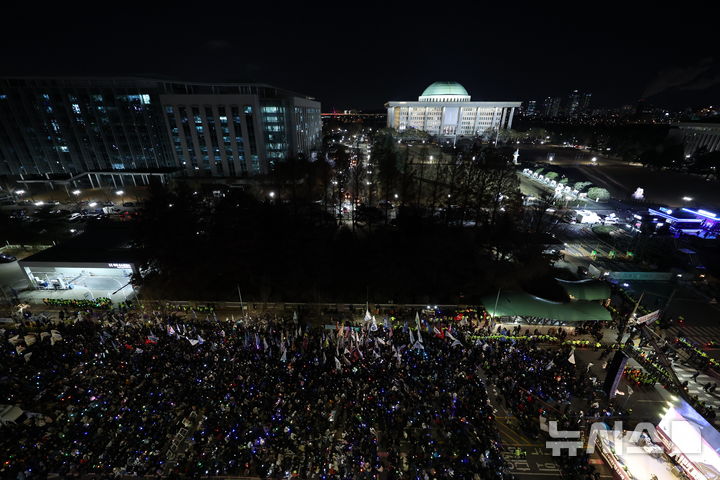 [서울=뉴시스] 김금보 기자 = 12·3 비상계엄 사태 1년을 맞은 3일 밤 서울 여의도 국회 앞에서 열린 12.3 내란외환 청산과 종식, 사회대개혁 시민대행진에서 참석자들이 응원봉을 흔들고 있다. 2025.12.03. kgb@newsis.com