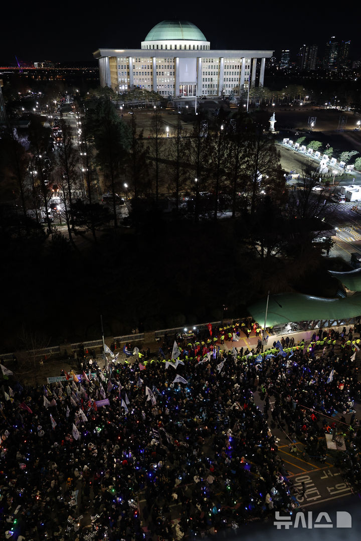 [서울=뉴시스] 김금보 기자 = 12·3 비상계엄 사태 1년을 맞은 3일 밤 서울 여의도 국회 앞에서 열린 12.3 내란외환 청산과 종식, 사회대개혁 시민대행진에서 참석자들이 응원봉을 흔들고 있다. 2025.12.03. kgb@newsis.com