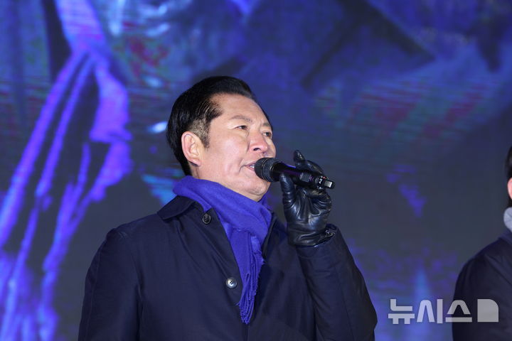 [서울=뉴시스] 황준선 기자 = 정청래 더불어민주당 대표가 12·3 비상계엄 사태 1년인 지난 3일 서울 여의도 국회 앞에서 열린 '12.3 내란외환 청산과 종식, 사회대개혁 시민대행진'에서 발언하고 있다. 2025.12.03. hwang@newsis.com