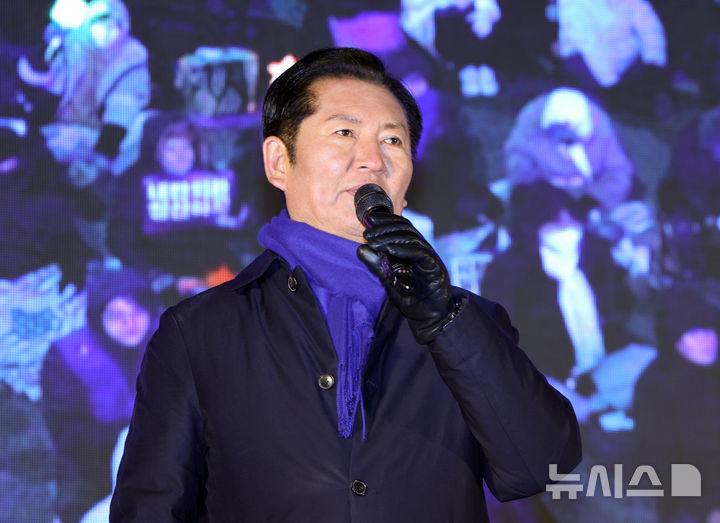 [서울=뉴시스] 황준선 기자 = 정청래 더불어민주당 대표가 12·3 비상계엄 사태 1년인 3일 서울 여의도 국회 앞에서 열린 '12.3 내란외환 청산과 종식, 사회대개혁 시민대행진'에서 발언하고 있다. 2025.12.03. hwang@newsis.com