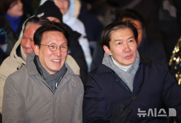 [서울=뉴시스] 황준선 기자 = 김민석(왼쪽) 국무총리와 조국 조국혁신당 대표가 12·3 비상계엄 사태 1년인 3일 서울 여의도 국회 앞에서 열린 '12.3 내란외환 청산과 종식, 사회대개혁 시민대행진'에 참가해 있다. 2025.12.03. hwang@newsis.com