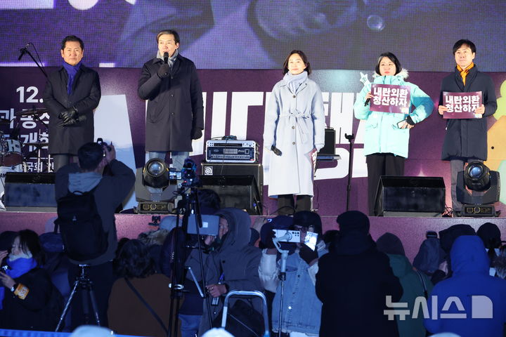 [서울=뉴시스] 김금보 기자 = 조국 조국혁신당 대표가 12·3 비상계엄 사태 1년인 3일 서울 여의도 국회 앞에서 열린 '12.3 내란외환 청산과 종식, 사회대개혁 시민대행진'에서 발언하고 있다. 2025.12.03. kgb@newsis.com