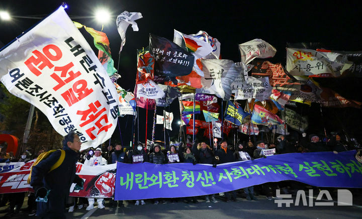 [서울=뉴시스] 황준선 기자 = 12·3 비상계엄 사태 1년을 맞은 3일 밤 서울 여의도 국회 앞에서 열린 12.3 내란외환 청산과 종식, 사회대개혁 시민대행진에서 참석자들이 국민의힘 당사를 향해 행진하고 있다. 2025.12.03. hwang@newsis.com