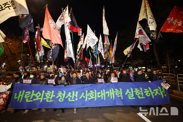 [서울=뉴시스] 황준선 기자 = 12·3 비상계엄 사태 1년을 맞은 3일 밤 서울 여의도 국회 앞에서 열린 12.3 내란외환 청산과 종식, 사회대개혁 시민대행진에서 참석자들이 국민의힘 당사를 향해 행진하고 있다. 2025.12.03. hwang@newsis.com