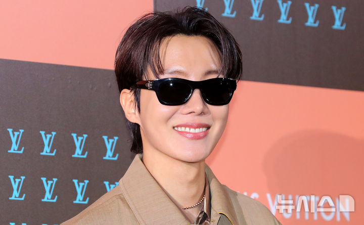 BTS 제이홉, 18일 생일 맞아 1억원 기부…모교 후배 지원