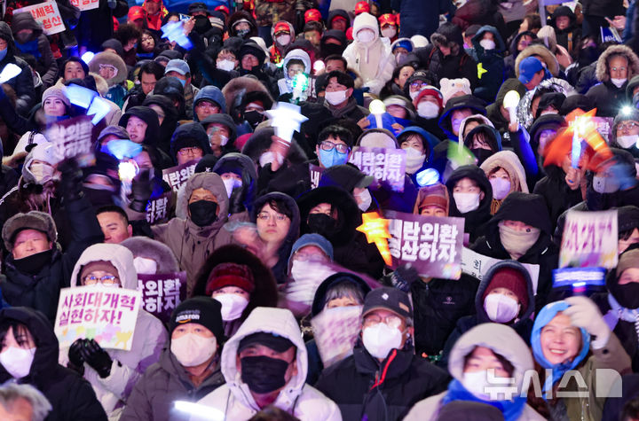 [서울=뉴시스] 황준선 기자 = 12·3 비상계엄 1년을 맞은 3일 밤 서울 여의도 국회 앞에서 열린 12.3 내란외환 청산과 종식, 사회대개혁 시민대행진에서 참석자들이 응원봉을 흔들고 있다. 2025.12.03. hwang@newsis.com
