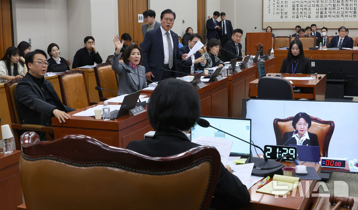 [서울=뉴시스] 김금보 기자 = 국민의힘 법제사법위원회 의원들이 전날 오후 서울 여의도 국회에서 열린 전체회의에서 내란전담재판부 설치 강행을 규탄하고 있다. 2025.12.03. kgb@newsis.com