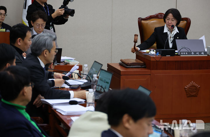 [서울=뉴시스] 김금보 기자 =  추미애 국회 법제사법위원회 위원장이 지난 3일 오후 서울 여의도 국회에서 열린 법제사법위원회 전체회의에서 의사봉을 두드리고 있다. 2025.12.03. kgb@newsis.com