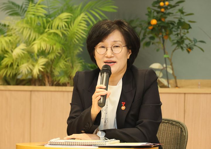 [서울=뉴시스]  원민경 성평등가족부 장관이 3일 오후 서울 성동구 KT&G 상상플래닛에서 열린 제4차 성평등 토크콘서트 '소다팝'에서 청년 참가자들과 함께 '사회 참여기 청년의 성별 인식격차' 주제에 대해 토론하고 있다. (사진=성평등가족부 제공) 2025.12.03. photo@newsis.com *재판매 및 DB 금지