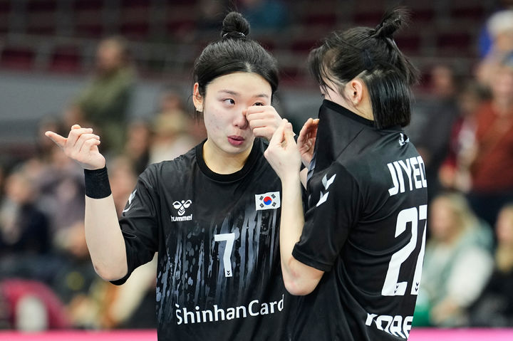 [도르트문트=AP/뉴시스] 이원정(왼쪽)과 전지연이 3일(현지 시간) 독일 도르트문트에서 열린 제27회 국제핸드볼연맹(IHF) 여자 세계선수권대회 결선 리그 4조 경기에서 브라질에 패한 후 아쉬워하고 있다. 한국이 25-32로 패해 조 최하위에 자리했다. 결선 리그는 4개 조로 나뉘어 진행되며, 각 조 상위 2개 팀이 8강에 올라 토너먼트를 치른다. 2025.12.04.