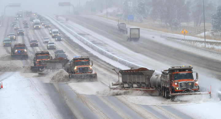 [뉴욕= AP/뉴시스]미 5대호 지방에서 동부 지역으로 이동한 겨울 폭풍으로 인해 성탄절에서 새해 초에 이르는 전국의 항공편과 자동차 여행이 큰 지장을 받게 되었다고 미 국립기상청이 12월 27일 경고했다. 사진은 올해 12월3일 폭설이 내린 뒤 미 25번 고속도로의 콜로라도 스프링스와 덴버 사이의 모뉴먼트 힐 부근에 출동한 콜로라도주 제설차량 부대가 노면의 눈을 치우면서 전진하는 광경. 2025.12. 28. 