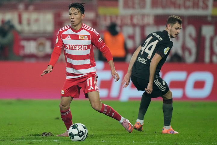 [베를린=AP/뉴시스] 우니온 베를린의 정우영이 3일(현지 시간) 독일 베를린의 슈타디온 안 데어 알텐 푀르스테라이에서 열린 2025-26 독일축구협회(DFB) 포칼 16강전 바이에른 뮌헨과 경기 중 공을 다투고 있다. 베를린은 레오폴드 크버펠트가 페널티킥으로 멀티 골을 기록했으나 자책골 2개가 나오면서 뮌헨에 2-3으로 패했다. 2025.12.04.