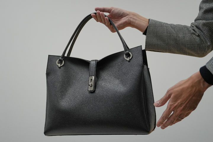 <font dir="auto" style="vertical-align: inherit;"><font dir="auto" style="vertical-align: inherit;">[도쿄=AP/뉴시스] 일본 '하마노 피혁공예'의 홍보 담당자가 지난 2일 도쿄에서 다카이치 사나에 총리가 사용하는 토트백 모델을 들어보이는 모습. </font></font>