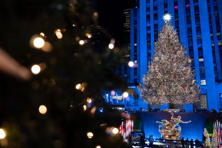 [뉴욕=AP/뉴시스] 3일(현지 시간) 미국 뉴욕 록펠러센터 앞에서 제93회 점등식을 마친 크리스마스트리가 밝게 빛나고 있다. 이 나무는 지난달 6일 뉴욕주 이스트 그린부시에서 기증받은 노르웨이 가문비나무로 높이 약 23m, 무게 11톤에 달한다. 2025.12.04.