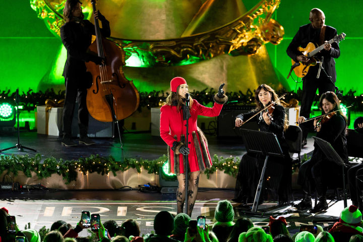 [뉴욕=AP/뉴시스] 가수 레이페이가 3일(현지 시간) 미국 뉴욕 록펠러센터 앞에서 열린 제93회 크리스마스트리 점등식에서 공연하고 있다. 이날 점등된 크리스마스트리는 지난달 6일 뉴욕주 이스트 그린부시에서 기증받은 노르웨이 가문비나무로 높이 약 23m, 무게 11톤에 달한다. 2025.12.04.