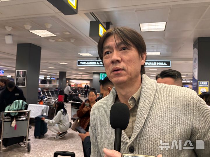 [워싱턴=뉴시스]이윤희 특파원 = 홍명보 축구대표팀 감독이 2026 국제축구연맹(FIFA) 북중미월드컵 조 추첨식에 참석하기 위해 3일(현지 시간) 미국 워싱턴DC 인근 덜레스국제공항으로 입국하며 소감을 묻는 특파원들에 답변하고 있다. 2025.12.04.