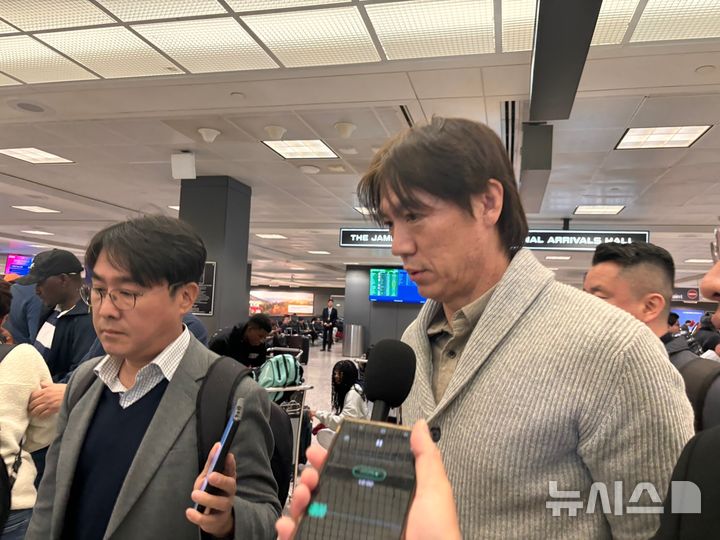 [워싱턴=뉴시스]이윤희 특파원 = 홍명보 축구대표팀 감독이 2026 국제축구연맹(FIFA) 북중미월드컵 조 추첨식에 참석하기 위해 3일(현지 시간) 미국 워싱턴DC 인근 덜레스국제공항으로 입국하며 소감을 묻는 특파원들에 답변하고 있다. 2025.12.04. 