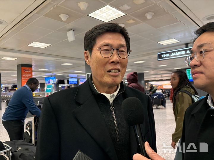 [워싱턴=뉴시스]이윤희 특파원 = 차범금 전 축구대표팀 감독이 3일(현지 시간) 미국 워싱턴DC 인근 덜레스국제공항에 도착해 특파원들과 대화하고 있다. 차 전 감독은 국제축구연맹(FIFA) 초청을 받아 오는 5일 워싱턴DC 케네디센터에서 열리는 2026 북중미월드컵 조 추첨식에 참가한다. 2025.12.04.