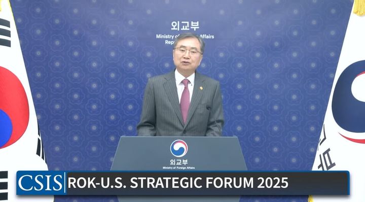 [워싱턴=뉴시스]조현 외교부 장관이 3일(현지 시간) 미국 워싱턴DC에서 열린 제10차 한국국제교류재단(KF)·전략국제문제연구소 한미전략포럼에서 영상 축사를 하고 있다. (사진=CSIS 유튜브 캡쳐). 2025.12.04. *재판매 및 DB 금지