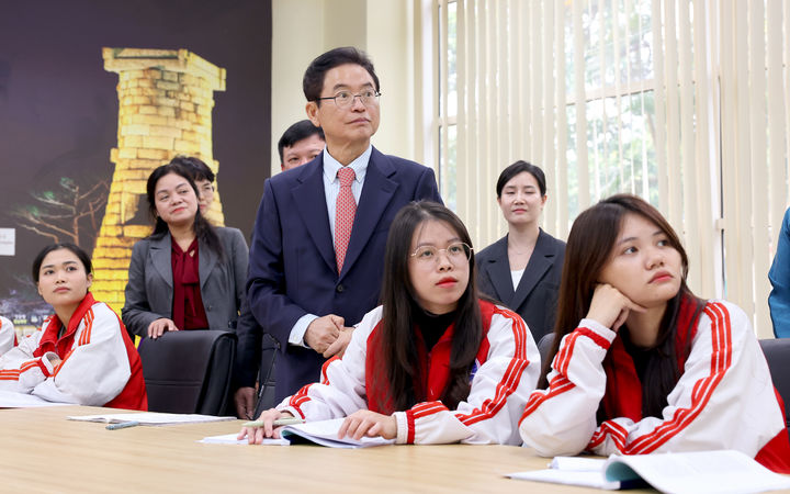 [안동=뉴시스] 이철우 경북지사가 지난 2일 베트남 타이응우옌대학교를 방문해 한국어 수업을 참관하고 있다. (사진=경북도 제공) 2025.12.04. photo@newsis.com *재판매 및 DB 금지