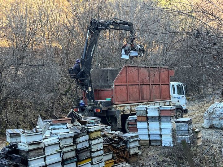 [양구=뉴시스] 4일 양구군은 산불과 환경오염, 꿀벌질병 확산을 예방하기 위해 올해 처음으로 ‘폐양봉자재 수거‧처리 지원사업’을 추진한다 고 밝혔다. 양구군 제공. *재판매 및 DB 금지