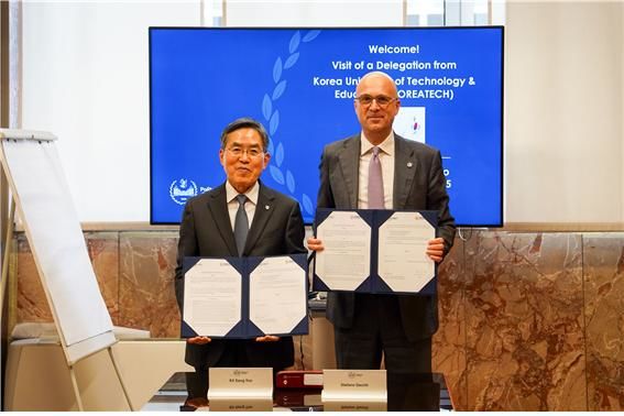 [천안=뉴시스] (왼쪽)유길상 한국기술교육대 총장이 2일 이탈리아 토리노공과대학 삭키 부총장과 업무협약을 맺고 기념촬영을 하.(사진=한국기술교육대학 제공). 2025.12.04. photo@newsis.com. *재판매 및 DB 금지