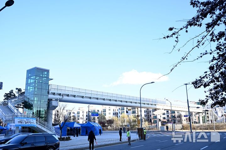 [파주=뉴시스] 경기 파주시 운정호수공원과 야당동을 연결하는 보도육교.(사진=파주시 제공)photo@newsis.com