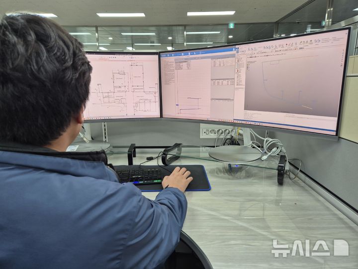 [서울=뉴시스] 한국해양교통안전공단(KOMSA) 선박 검사원이 '중소형선박 설계·승인 통합소프트웨어(EDAMS)'를 활용해 선박 설계 도면의 구조 강도를 검증하고 있다.